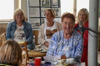 Grünbacher schwelgen beim Erzählcafé in Erinnerungen - Bei ihren humorvollen Erzählungen nahm Martina Dressel die Besucher mit ins Hinterdorf.