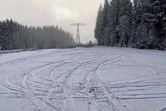Grünbacher Top-Loipe bei illegalem Auto-Driften zerstört - Reifenspuren auf der Grünbacher Loipe. Unbekannte sind mit Autos auf die präparierte Fläche gefahren und haben die Schneeauflage zerstört. 