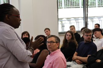 Grünbacher Verein fördert Bildungsaustausch zwischen Vogtland und Uganda - Annette Akankwasa aus Uganda spricht mit Auszubildenden im BSZ Vogtland.