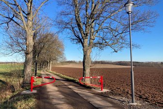 Grünberg: Warum die umstrittene Bügel-Schranke verschwunden ist - Die Bügelschranke, die den Verbindungsweg zwischen Grünberg und Falkenau versperrt. Die Bügel wurden jetzt wieder entfernt, aber sie werden wieder zurückkehren.