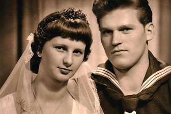 Grünberger feiern Eiserne Hochzeit: Beim Betriebsvergnügen hatte es gefunkt - Monika und Erhard Heinze bei ihrer Hochzeit vor 65 Jahren.