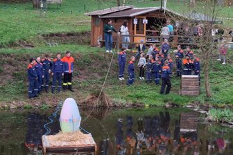 Grünberger Kinder ziehen XXL-Osterei vom Dorfteich - In Grünberg wurde am Karfreitag ein großes Osterei von dem Dorfteich an der Hauptstraße geholt.