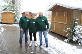 Grünberger starten in die Weihnachtszeit - Joachim Schaal, Elke Schwarz und Michael Friedl (v. l.) hoffen, dass am Wochenende viele Gäste den Grünberger Weihnachtsmarkt besuchen.