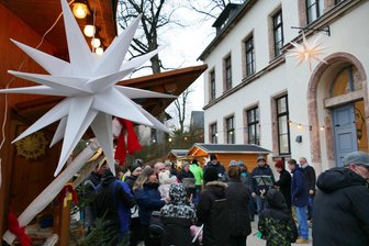 Grünberger Weihnachtsmarkt: Der Kleinste kommt zum Schluss - Ab 15 Uhr herrschte auf dem kleinen Platz vor der alten Grünberger Schule reges Treiben.