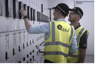 Gründerpreis-Finalist aus Werdau mit KI gegen Fabrikstillstand: „Wir schauen in die Zukunft“ - Vize-Chef Michael Herold und Antriebsspezialist Lukas Exner (r.) inspizieren eine Schaltanlage.