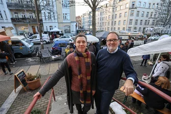 Gründerzeit, Parkprobleme und 100-Meter-Feste: Was den Chemnitzer Kaßberg so besonders macht - Susanne Meysick und Klaus Kowalke von der Buchhandlung „Lessing und Kompanie“ hatten vor neun Jahren gemeinsam mit anderen Geschäften die Idee für den „100-Meter-Weihnachtsmarkt“.