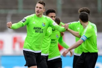 Gründonnerstag beim CFC: Erstes Heimspiel in Auswärtstrikots - Die CFC-Fußballer jubeln nach dem 2:0-Sieg in Erfurt. Am heutigen Gründonnerstag werden die Kicker erneut in Grün auflaufen.