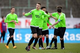 Gründonnerstag beim CFC - Die CFC-Fußballer jubeln nach dem 2:0-Sieg in Erfurt. Am heutigen Gründonnerstag werden die Kicker erneut in Grün auflaufen.
