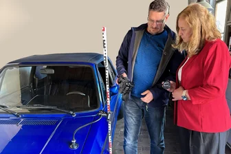 Gründung einer Firma: IHK in Zwickau gibt Unterstützung - André Brazdil ist seit Mai als selbstständiger KFZ-Sachverständiger tätig – hier mit IHK-Gründungsberaterin Ina Burkhardt.