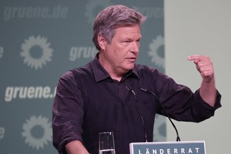 Grüne diskutieren auf Parteitag über Wahlergebnis – und ihre Zukunft - Der scheidende Wirtschaftsminister Robert Habeck sprach auf dem Kleinen Parteitag der Grünen auch den Wahlausgang an. Er brauche selbst noch Zeit für Antworten, räumte er ein.