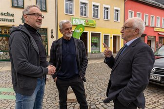 Grüne fordern schnelleren Ausbau von Windkraft- und Solaranlagen im Vogtland: So hat der Kreistag dazu entschieden - Die Kreisräte Olaf Horlbeck (links) und Gerhard Liebscher (rechts) mit Volkmar Ihle 2023 vor dem Grünen-Büro in Auerbach.