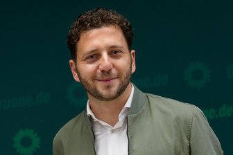 Grüne im Osten: Wenn eine Partei zur Mutprobe wird - Felix Banaszak, Bundesvorsitzender von Bündnis 90/Die Grünen, Mitte Juli bei der Vorstellung eines Konzept der Grünen zu ihrer Strategie für Ostdeutschland. Foto: Michael Kappeler/dpa