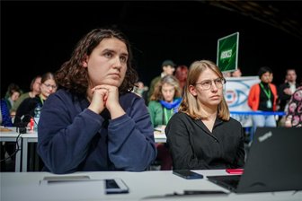 Grüne Jugend will linke Partei aufbauen: Renate Künast und Boris Palmer finden klare Worte - Karlsruhe im November 2023: Die Bundesvorsitzenden der Grünen Jugend, Katharina Stolla (l.) und Svenja Appuhn, beim Bundesparteitag von Bündnis 90/Die Grünen.