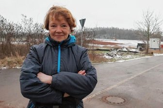 Grüne Liga übt Kritik am Solarpark - In kämpferischer Pose: Angelika Baumann (Grüne Liga) vor dem Eingang zum Gelände. 