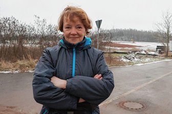 Grüne Liga Westsachsen übt Kritik am geplanten Solarpark in Zwickau - In kämpferischer Pose: Angelika Baumann (Grüne Liga) vor dem Eingang zum Gelände. 