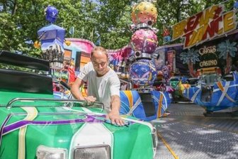 Grüne Lunge wird zu buntem Rummelplatz - Auch Frank Reichelt vom Fahrgeschäfte Break Dance war am Mittwoch bei den letzten Vorbereitungen für das Stadtparkfest.