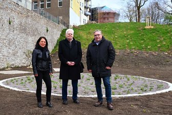 Grüne Oase erwacht mitten in der Stadt: Neuer Bürgergarten in Annaberg - Sachgebietsleiterin Dagmar König, Stiftungsmitglied Wolfgang Kopitzsch und Oberbürgermeister Rolf Schmidt (von links) haben sich im April kurz vor der Fertigstellung ein Bild von dem neu gestalteten Areal gemacht.