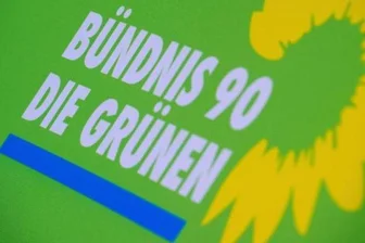 Grüne rudern zurück: Noch keine Einigkeit über Impfpflicht für bestimmte Bereiche -