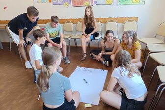 Grüne Schule Zethau - welches Gewinnergericht wird gekocht? - In der Grünen Schule grenzenlos in Zethau verbringen 12- bis 15-Jährige aus der Ukraine, Polen und Deutschland erlebnisreiche Ferientage. Zum Programm gehörte auch ein Wettstreit um gesunde Gerichte. Hier berät eine Gruppe über ihren Menüvorschlag.