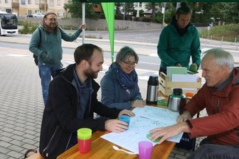 Grüne sehen die Region als großes Ganzes - Bernhard Herrmann (r.) erklärt den Verkehr der Zukunft.