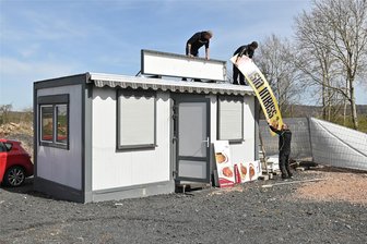 Grüne Tanne in Wechselburg: Neuer Imbiss öffnet später - An der Kreuzung Grüne Tanne ist ein neuer Imbiss entstanden. Doch dessen Eröffnung muss verschoben werden.