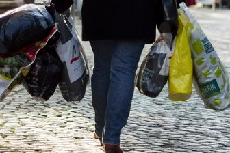 Grüne tauschen Plastik- gegen Stoffbeutel - 