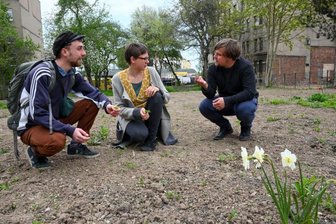 Grüne Träume am Sonnenberg - Octavio Gulde vom Bürgerzentrum Sonnenberg, Maren Troschke als Anwohnerin und Stadtteilmanager Renè Bzdok besichtigen den neuen Gemeinschaftsgarten an der Reinhardtstraße. 