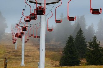 Grüne Weihnacht bringt Skigebiete in Not - Wie hier am Fichtelberg präsentiert sich die gesamte Kammregion bei milden Temperaturen eher frühlingshaft. Alle Lifte stehen still.