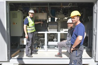 Grüne Wende: So will die Papierfabrik Weißenborn 1000 Tonnen CO2 einsparen - Am Dienstag wurde die Hochtemperatur-Wärmepumpe in einem Container in Weißenborn angeliefert. Im Bild: ein Blick in die Pumpe mit Franz Helminger von der Firma SPH, Sebastian Goldstein und Projektleiter Carsten Schmidt von der Firma Felix Schoeller.