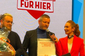 Grüne Woche in Berlin: Und plötzlich steht die Reichenbacher Wurstfabrik im Rampenlicht - Interview auf der noch bis Sonntag geöffneten Grünen Woche. In der Messehalle Erlebnis-Bauernhof berichtete Inhaber Ralf Schaller über die Reichenbacher Wurstfabrik Walter Schaller. Links Ralf Schallers Sohn Franz Schaller.