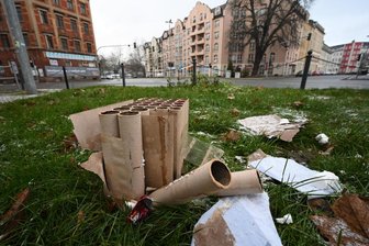 Grüne wollen Feuerwerk in Chemnitz ab 2022 nur in Maßen und an festen Orten - Feuerwerksreste am Neujahrstag 2021 am Zöllnerplatz. Pandemiebedingt galt ein Verbot.