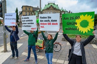 Grüne zwischen Anfeindungen und Ambitionen aufs Kanzleramt - Zeigt die Ampel "Rot", gibt es grüne Botschaften: Straßenwahlkampf in Zwickau unter anderem mit Spitzenkandidatin Merle Spellerberg, der Landesvorsitzenden Christin Furtenbacher und dem Direktkandidat Wolfgang Wetzel (v.r.).
