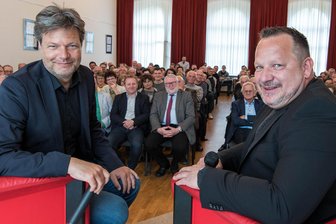 Grünen-Chef Habeck sorgt für volle Aula im Freien Gymnasium Penig - Grünen-Chef Robert Habeck (li.) und Moderator Gunnar Baumann zu Beginn der Veranstaltung in der Aula des Freien Gymnasium Penig.