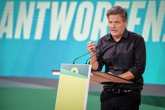 Grünen-Führung wirbt auf Parteitag für ihren Kurs - Wirtschaftsminister und Vizekanzler Robert Habeck wollte sich von den Delegierten auf dem Bonner Grünen-Parteitag Rückendeckung vor allem im Streit um die Atomenergie holen. Das gelang.