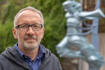 Grünen-Kandidat Olaf Horlbeck: Der Veränderungsbereite - Olaf Horlbeck tritt für Bündnis 90/Die Grünen im Vogtland als Direktkandidat zur Bundestagswahl an. Für das Foto wählte der Tischlermeister und Gestalter den Skulpturenpark am Malzhaus Plauen.Foto: David Rötzschke