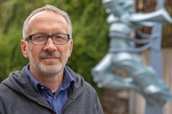 Grünen-Kandidat Olaf Horlbeck: Der Veränderungsbereite - Olaf Horlbeck tritt für Bündnis 90/Die Grünen im Vogtland als Direktkandidat zur Bundestagswahl an. Für das Foto wählte der Tischlermeister und Gestalter den Skulpturenpark am Malzhaus Plauen.Foto: David Rötzschke