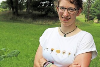 Grünen-Kandidatin Lea Fränzle: Die grüne Weltveränderin - Die Grüne im Grünen: Lea Fränzle steht hier nahe des neuen Radwegs unweit der Bergbauanlage "Alte Elisabeth" in Freiberg. Der ist für sie ein Sinnbild für jene Veränderungen, die sie mitgestalten will. 