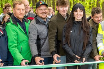 Grüner Graben im Erzgebirge wieder offen: Warum die Sanierung fast gescheitert wäre - Sachsens Ministerpräsident Michael Kretschmer (l.) und weitere Teilnehmer der Fachwanderung eröffnen nach fünf Jahren Bauzeit symbolisch den Grünen Graben.