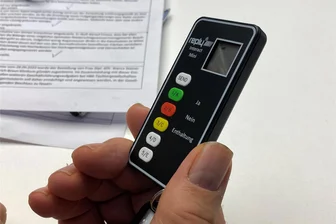 Grüner, roter oder gelber Knopf? Zwickauer Stadträte stimmen jetzt elektronisch ab - Mit diesem kleinen Abstimmungsgerät mit den bunten Tasten geben die Stadträte ab jetzt ihre Stimme ab.