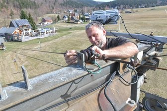 Grüner Skihang und keine Gäste - wie geht es dem Holzhauer Liftbetreiber? - Im Skigebiet Holzhau beendet Skiliftbetreiber Alexander Richter die kurze, aber intensive Wintersaison am Hang erst nach Ostern.