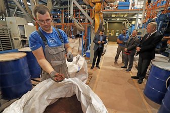 Grüner Stahl aus Freiberg? Wie das Unternehmen Köppern und die TU Bergakademie nach neuen Ressourcen suchen - Maschinenbauingenieur Marcel Pfeifer mit dem Rohmaterial, dem braunroten Hämatit.