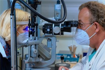 Grüner Star muss nicht zur Erblindung führen - Mit Blaulicht macht Professor Lutz Pillunat einen vorab verabreichten Farbstoff im Auge von Susanne Balke sichtbar - und kann so den Augenhintergrund untersuchen.