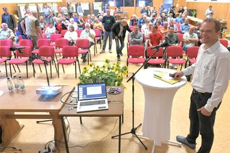 Grüner Strom für Brand-Erbisdorf: Wie soll das funktionieren? - Der Langenauer Verein Denkzukunft hatte am Mittwochabend zum Thema Energiewende in den ehemaligen Central-Gasthof in Langenau eingeladen. Steffen Bartzsch vom Verein moderierte die etwa dreistündige Veranstaltung.