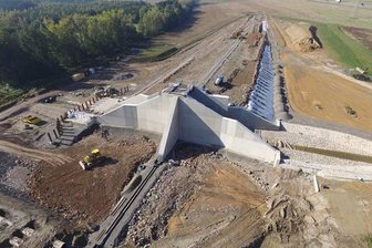 Grünes Becken an A 72 soll Anwohner vor Fluten schützen - Das Luftbild zeigt das fast fertige, durchlässige Absperrbauwerk sowie den davor und dahinter in Teilen aufgeschütteten Damm von 535 Meter Länge.
