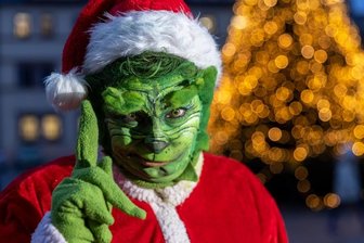 Grünes Fest - mit dem Grinch aus Penig - Dieses Jahr kommt nicht der Weihnachtsmann, sondern der Grinch: Die Penigerin Sandy Géczi schlüpft in die Rolle der Fantasiefigur. Ihr Gesicht gestaltet sie mit Flüssiglatex und Körpermalfarbe, was Mimik zulässt.