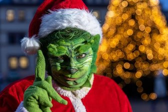 Grünes Fest - mit dem Grinch aus Penig - Dieses Jahr kommt nicht der Weihnachtsmann, sondern der Grinch: Die Penigerin Sandy Géczi schlüpft in die Rolle der Fantasiefigur. Ihr Gesicht gestaltet sie mit Flüssiglatex und Körpermalfarbe, was Mimik zulässt.