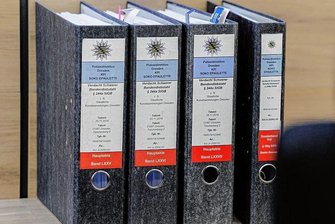 Grünes-Gewölbe-Prozess: Das Strafplädoyer richtet sich auch an Kritiker des Deals - Nur einige der Akten der zum Millionencoup im Grünen Gewölbe ermittelnden "Soko Epaulette" im Dresdner Gerichtssaal. 