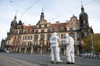 Zwei Mitarbeiter der Spurensicherung stehen vor dem Residenzschloss mit dem Grünen Gewölbe.