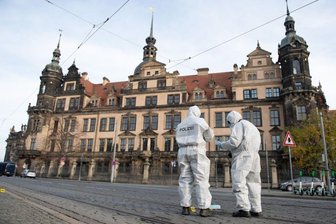 Grünes-Gewölbe-Prozess: Staatsanwalt rechtfertigt im Schlussvortrag Deal mit Juwelendieben - Zwei Mitarbeiter der Spurensicherung stehen vor dem Residenzschloss mit dem Grünen Gewölbe.