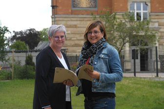 Grünes Klassenzimmer in Geringswalde: Lernen im Freien wird Wirklichkeit! - BGV-Chefin Claudia Rentzsch (l.) und Bürgermeisterin Sandra Fischer prüfen die Fakten.